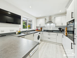 Kitchen/Breakfast Room- click for photo gallery